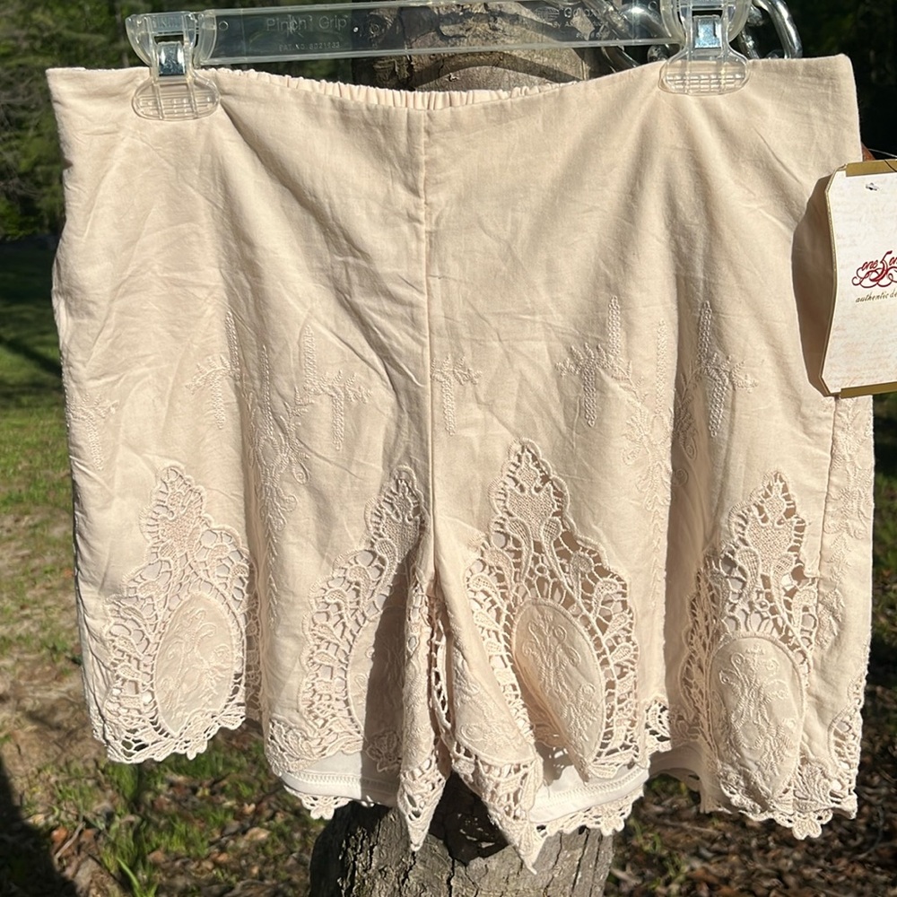 NWT SHORTS SZ SM Cream colored